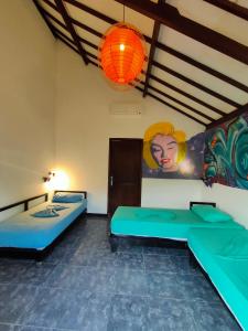 Giường Đơn Trong Phòng Nghỉ Tập Thể Cho Cả Nam Và Nữ (Single Bed in Mixed Dormitory Room)