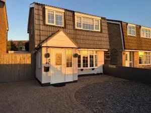 Stunning 3 Bedroom Dutch barn cottage with parking - Long Newton