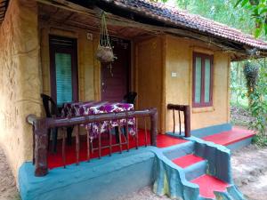 Greenways Tree House and Mud House