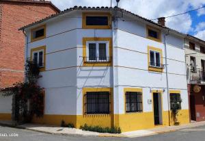 La casa amarilla Candeleda