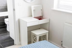 Stunning 2 bed apartment, fabulous sea view & 2 minutes to beach with parking