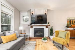 Luxurious Rivergrass Blue Mountain Retreat