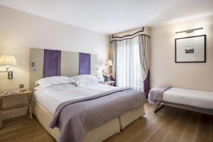 Deluxe Triple Room room in Castille Paris – Starhotels Collezione