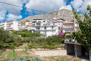 Apartments and Rooms Nikola