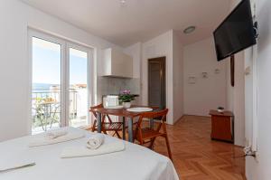 Apartments and Rooms Nikola