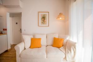 188 Apartments - Buganvília - pool and balcony