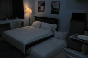 A2J Executive Studio Suite Near Venice Mall BGC