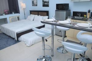 A2J Executive Studio Suite Near Venice Mall BGC