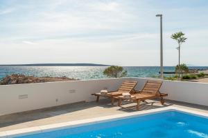 Villa Eni Beachfront apartment with pool