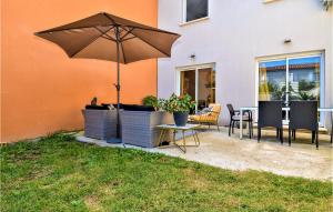 Maisons de vacances Amazing home in Graveson with 2 Bedrooms and WiFi : photos des chambres