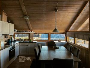 Modern sports cabin on Sjusjøen with sauna and waxing room