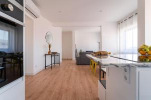 Downtown Portimão Apartment with River View and AC by Lisbeyond