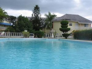 Stylish studio apt AC, Balcony, Parking, Pool