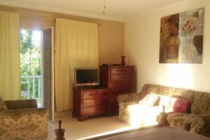 Stylish studio apt AC, Balcony, Parking, Pool