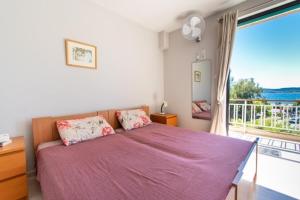 Lavish & Spacious APT with Stunning Seaview, 10 Min ATH Airport