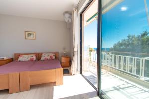 Lavish & Spacious APT with Stunning Seaview, 10 Min ATH Airport