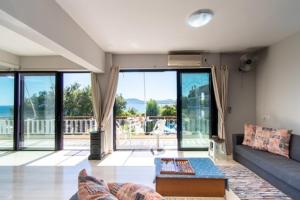 Lavish & Spacious APT with Stunning Seaview, 10 Min ATH Airport