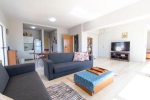 Lavish & Spacious APT with Stunning Seaview, 10 Min ATH Airport