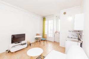 A bright studio near Paris