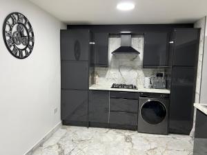 Penthouse Style Luxury 2 Bedroom House has Hot-Tub, extra fees apply