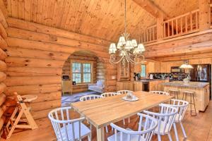 Splendid Family Cabin with Hot Tub and Grill!