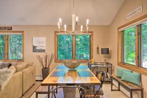 Lush, Woodsy Cabin Less Than 2 Mi to Cranmore Resort!