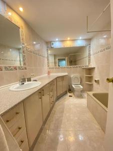 Lovely 1 bedroom apartment with sea views and pool