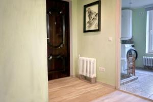 Modern 2BR Apt Near Park & Train Station in Old Town w Free Parking