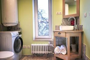 Modern 2BR Apt Near Park & Train Station in Old Town w Free Parking