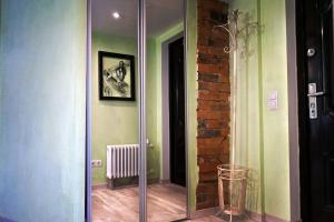 Modern 2BR Apt Near Park & Train Station in Old Town w Free Parking