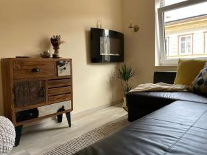 Modern 2BR Apt near Train Station w Free Parking & Family games