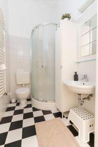 Black & White Apartment at Nyugati Station - 3 separate BR