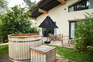 B&B / Chambres d'hotes Domaine Tarbouriech, Demeure & Spa : Chambre Familiale en Duplex avec Terrasse
