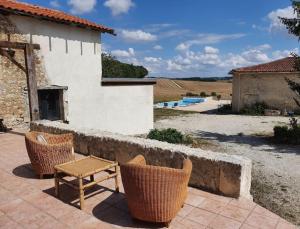 Villas French Farmhouse Retreat with pool & superb views. : photos des chambres