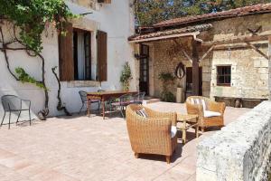 Villas French Farmhouse Retreat with pool & superb views. : photos des chambres