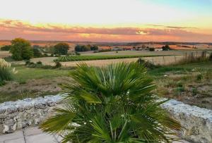 Villas French Farmhouse Retreat with pool & superb views. : photos des chambres