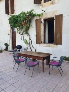 Villas French Farmhouse Retreat with pool & superb views. : photos des chambres