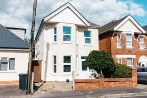 Spacious 6 Bedroom House Close to Beaches and Town - Boscombe