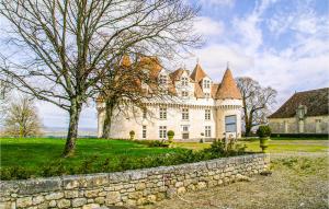 Maisons de vacances Nice home in St, Aubin de Cadeleche with 4 Bedrooms, WiFi and Outdoor swimming pool : photos des chambres