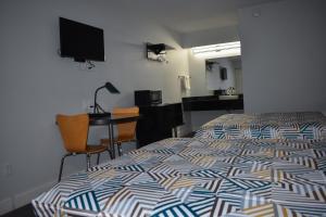 Quadruple Room - Disability Access - Non-Smoking room in Motel 6 Columbus OH - OSU North