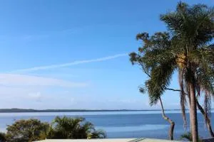 Tuggerah lakefront 4 bed 2 bath home with stunning views - Gorokan