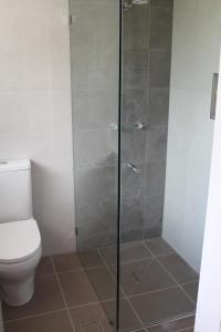 Tuggerah lakefront 4 bed 2 bath home with stunning views