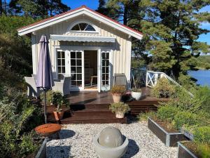 Lakeside Cabin with Panoramic Views