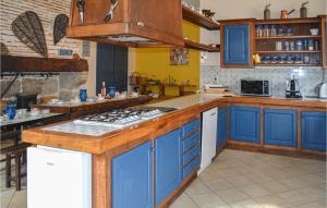 Maisons de vacances Awesome home in Villeneuve sut lot with Outdoor swimming pool, 10 Bedrooms and Internet : photos des chambres