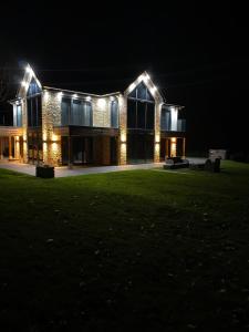 Stunning modern homein beautiful grounds.