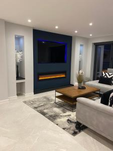 Stunning modern homein beautiful grounds.