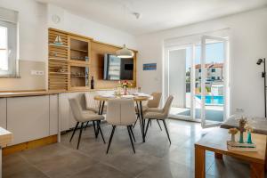 Holiday house Lumina - outdoor swimming pool, 4 bedrooms, WIFI