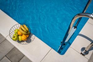 Holiday house Lumina - outdoor swimming pool, 4 bedrooms, WIFI