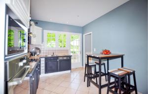 Maisons de vacances Awesome Home In Limoux With Outdoor Swimming Pool : photos des chambres