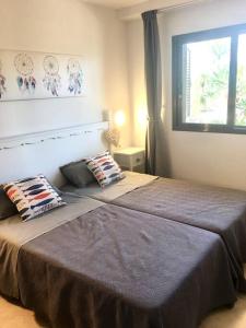 *1 bed apt, fibre, 200mt beach, 2 mins barsshops*